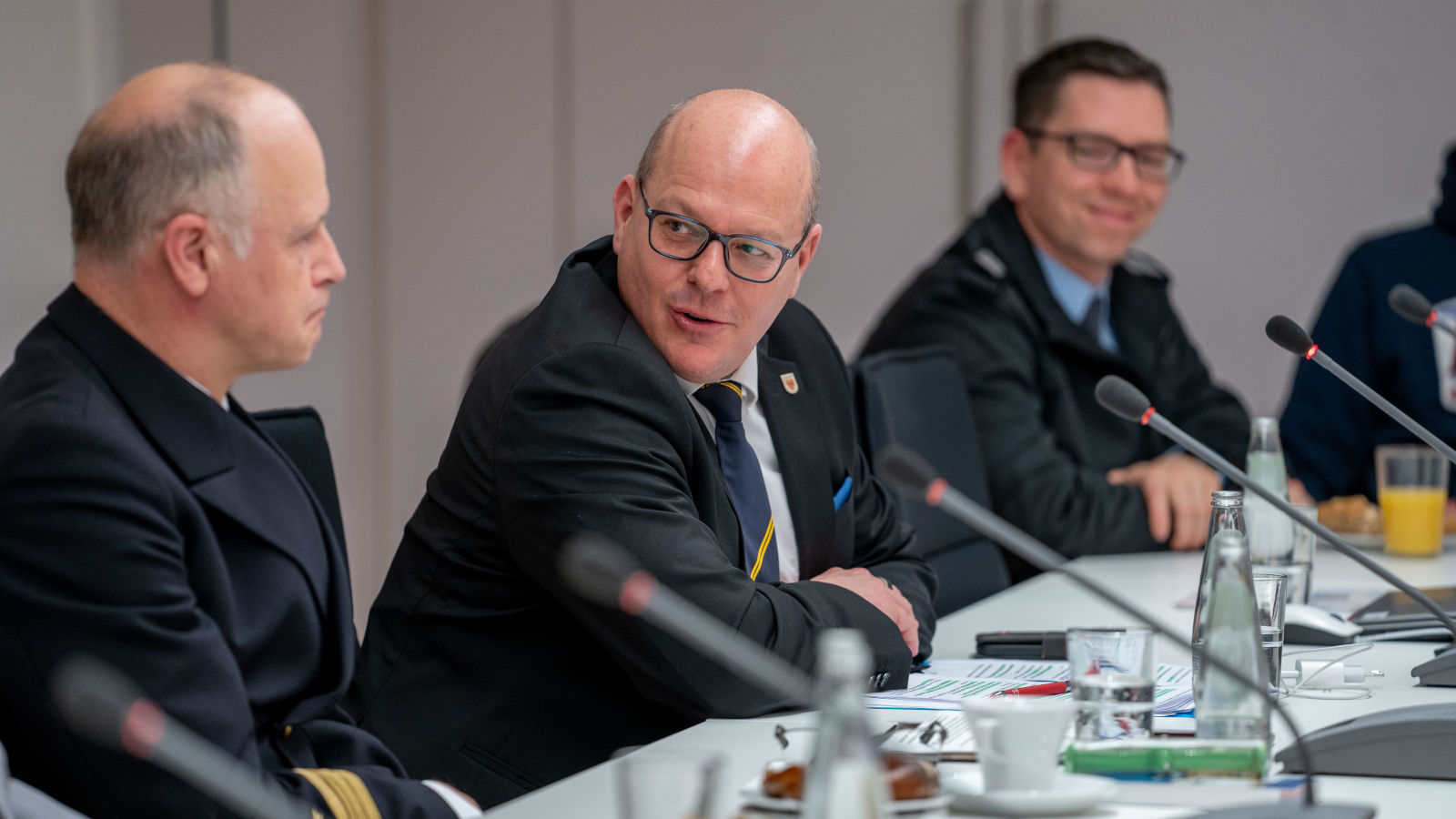 Danny Eichelbaum MdL (m.) und Fregattenkapitän Joachim Rod (l.) diskutieren im Kreis Brandenburger Reservisten sicherheitspolitische Fragen. (Foto: Andro Heinz)