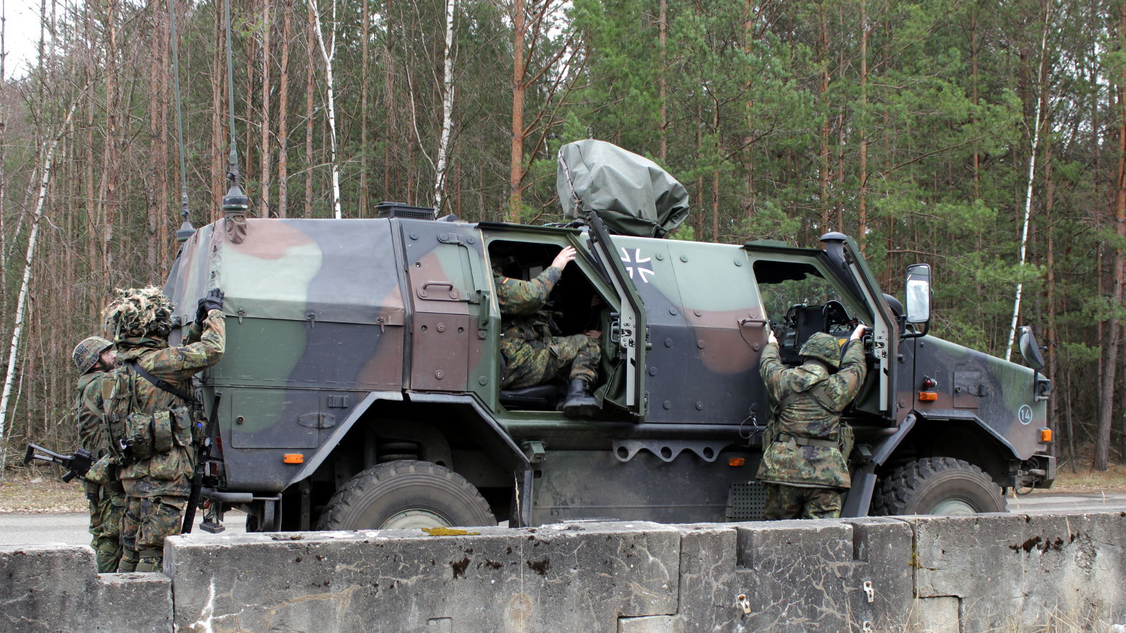 Reservisten_sitzen_auf_Dingo_auf