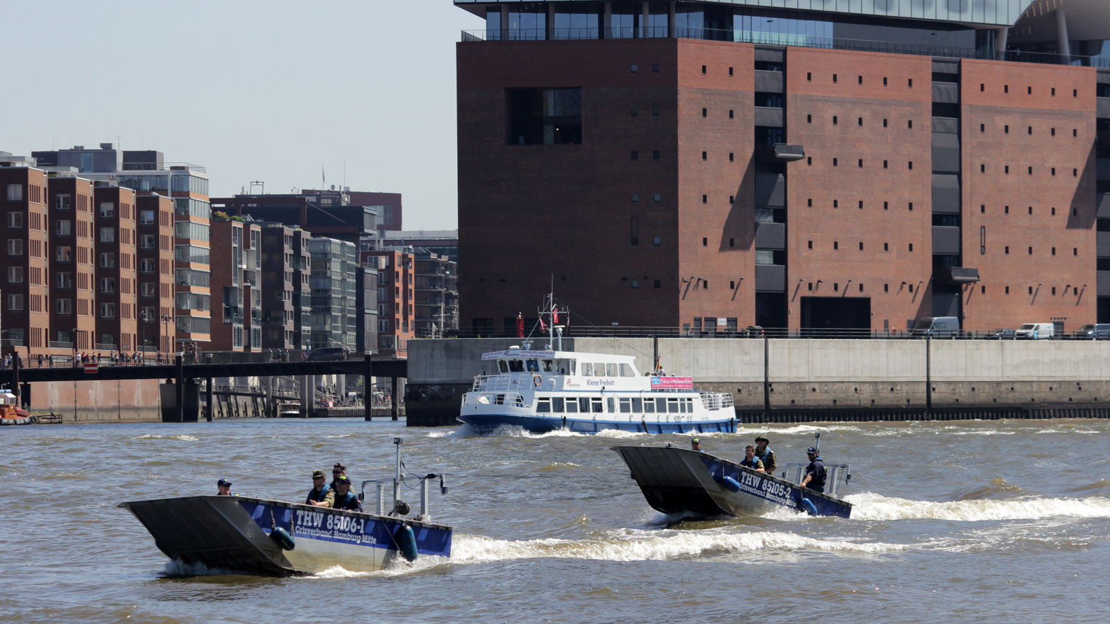 THW-Boote vor der Elbphilharmonie