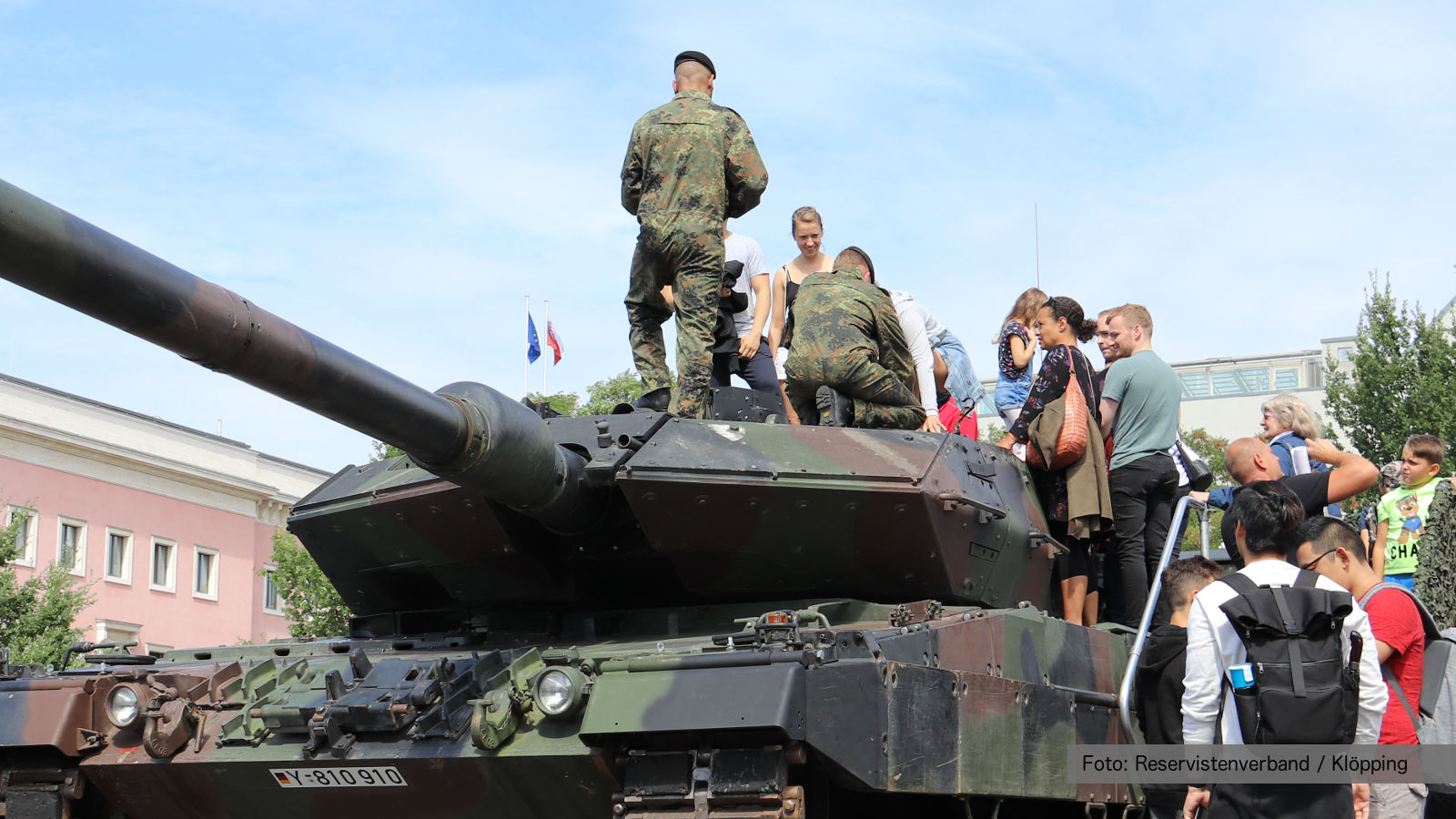 Besucher besichtigen einen Panzer Leopard 2