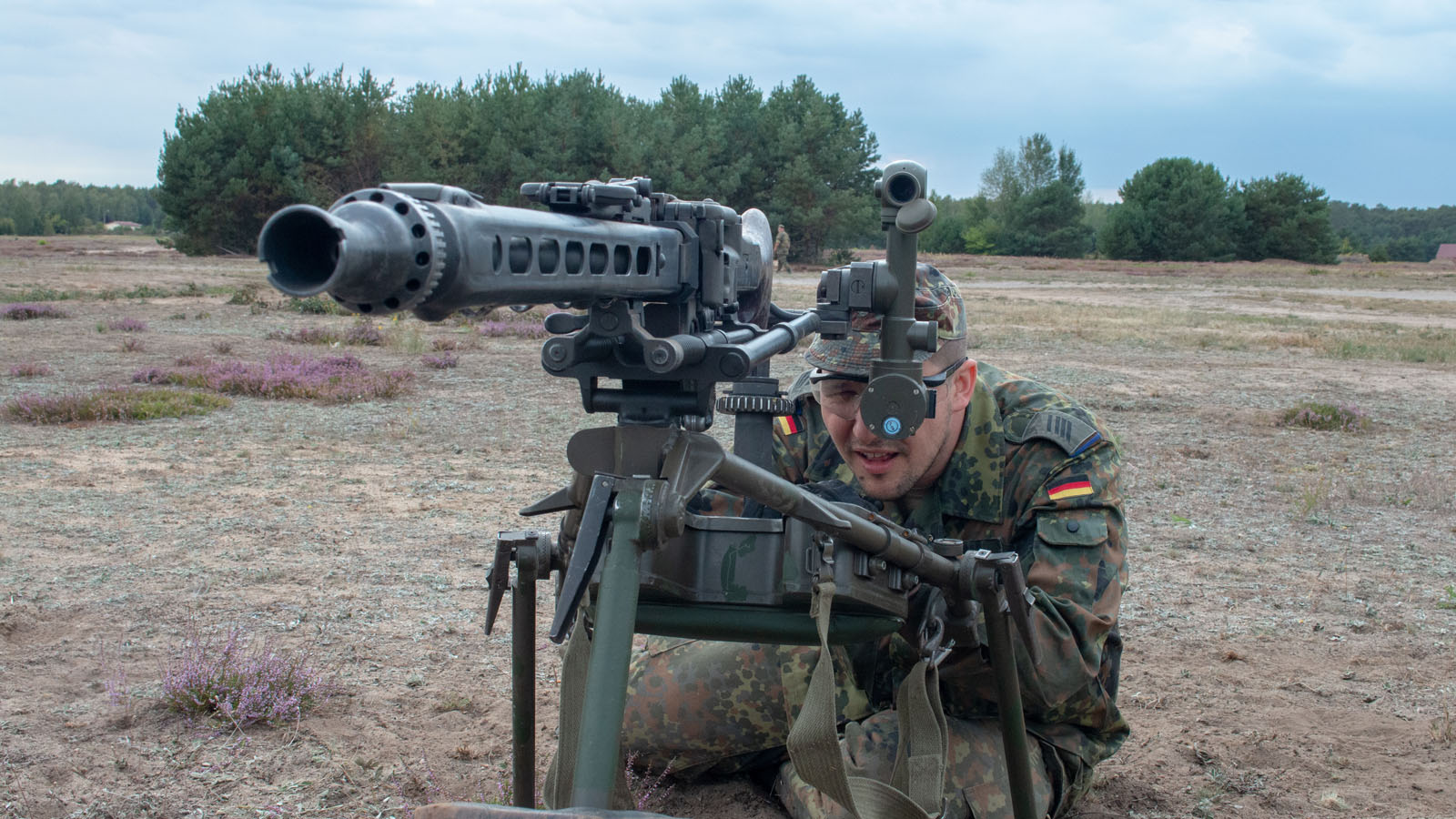 Ein Reservist schaut durch das Zielfernrohr der Erdziellafette