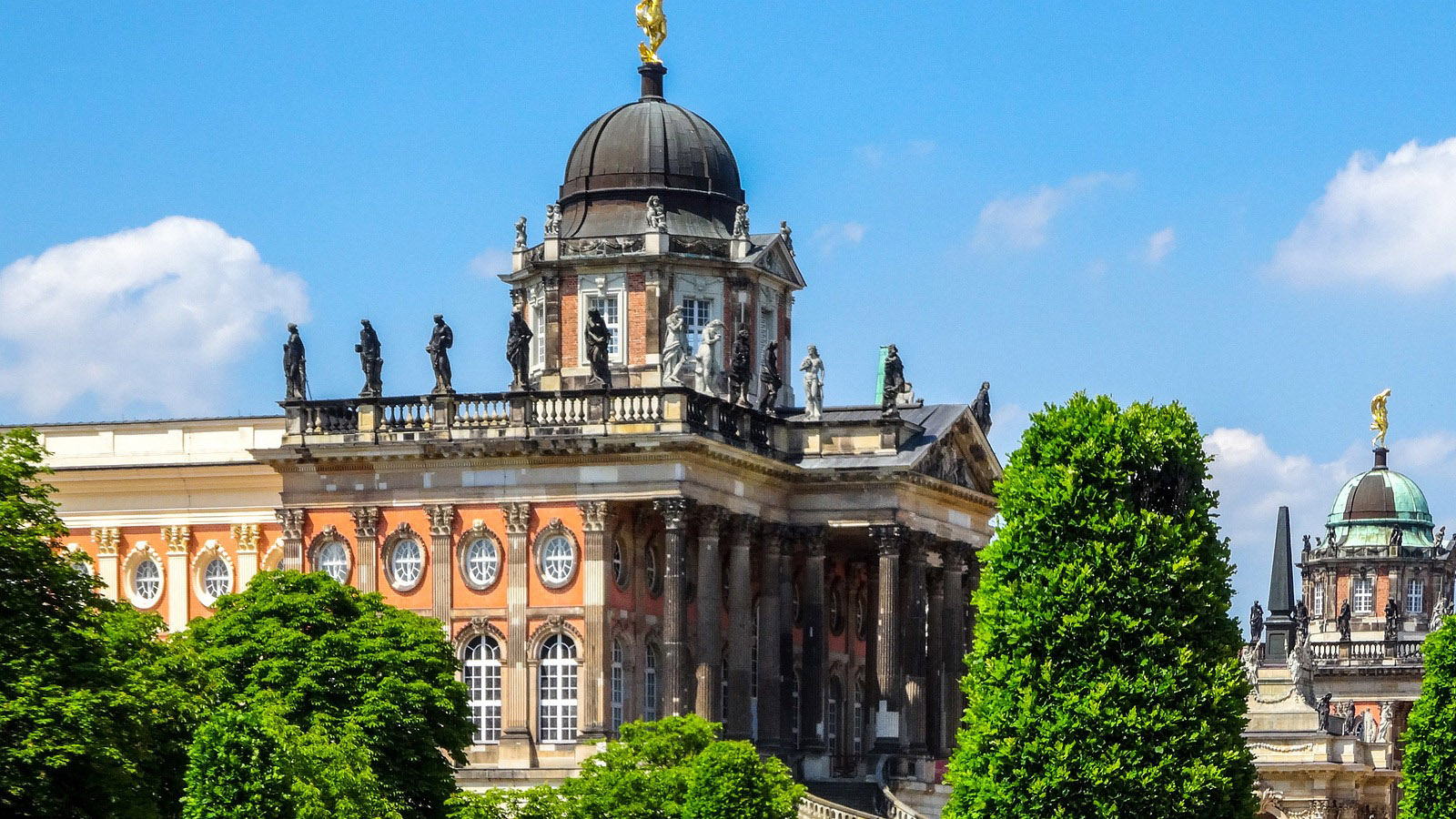Gebäuder der Universität Potsdam am Neuen Palais.