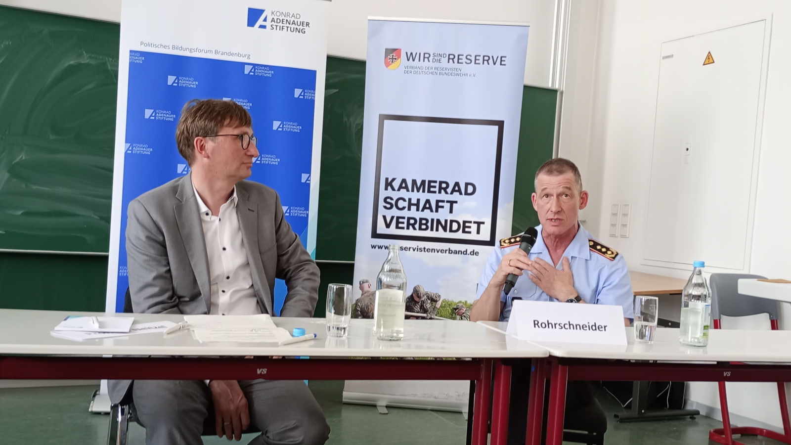 Prof. Sönke Neitzel und Generalleutnant Kai Rohrschneider diskutieren im Podiumsgespräch die neue Nationale Sicherheitsstrategie.