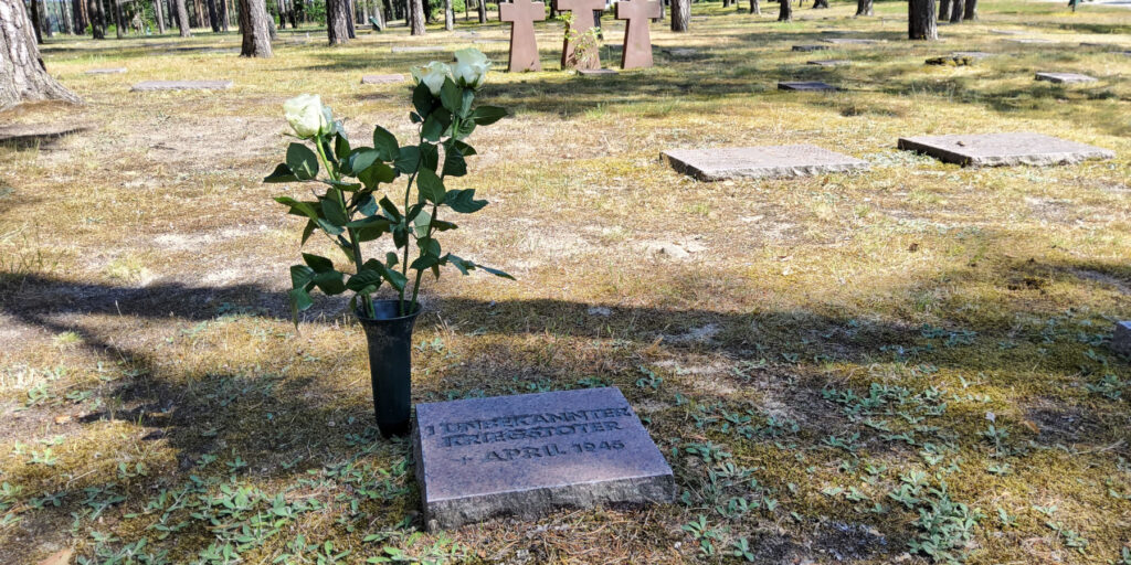Auf dem Waldfriedhof in Halbe wird den mehr als 25.000 dort bestatteten Kriegstoten gedacht. 